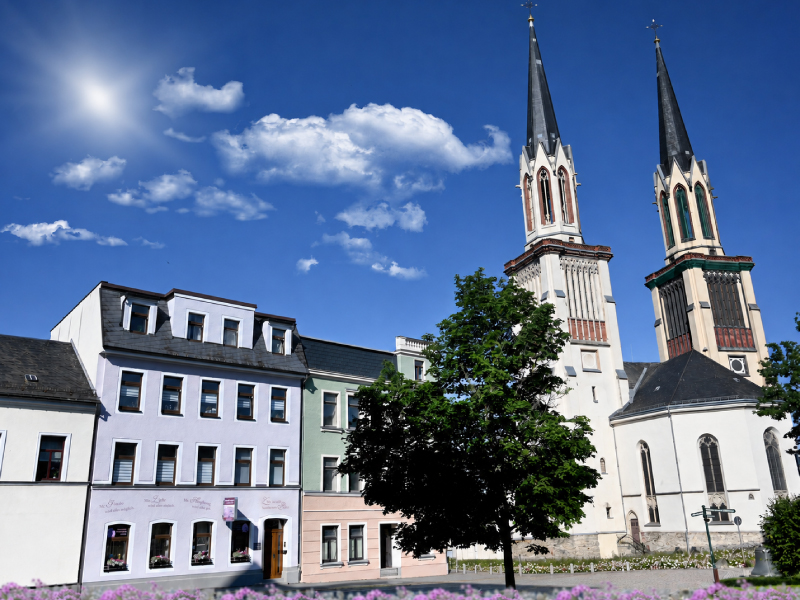 Aussenbild der Stadt mit Kirche
